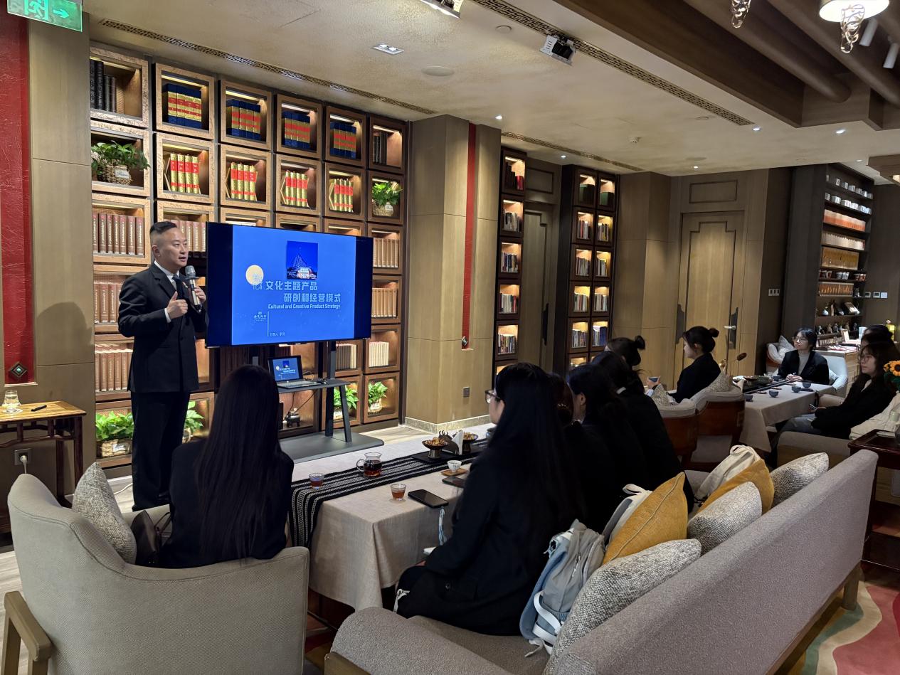 圍爐不夜話:跨越理性閾限,感知實踐之魂——2025級酒店管理專業認知課程的